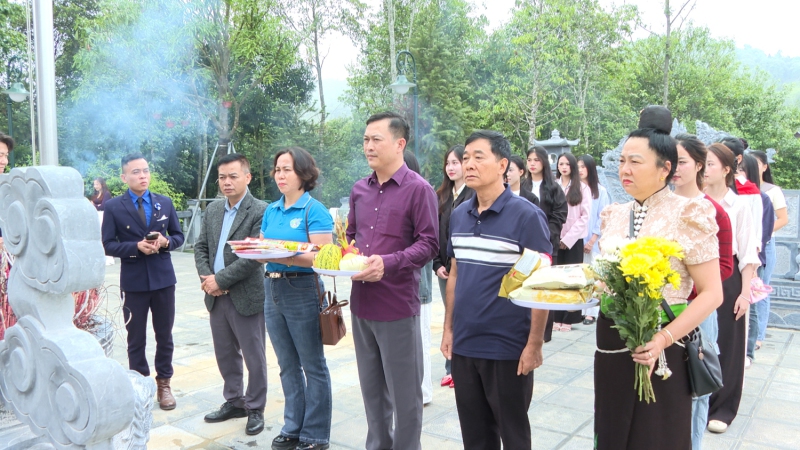 Ban tổ chức cuộc thi dâng hương Đền thờ Liệt sỹ tại đỉnh Đèo Pha Đin