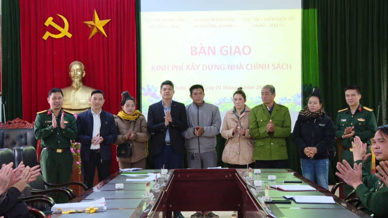 Các đại biểu chụp ảnh lưu niệm