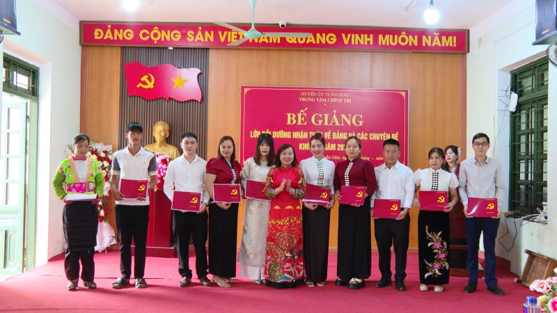 Đồng chí Nguyễn Thị Thảo   UVBTV, Trưởng ban Tuyên giáo   Dân vận Huyện uỷ  Giám đốc Trung tâm Chính trị huyện trao giấy chứng nhận cho học viên