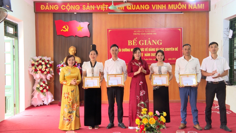 Bế giảng lớp Bồi dưỡng nhận thức về Đảng khóa V năm 2025