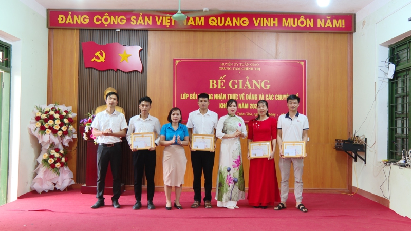 Bế giảng lớp bồi dưỡng nhận thức về Đảng và các chuyên đề, khoá IV năm 2025
