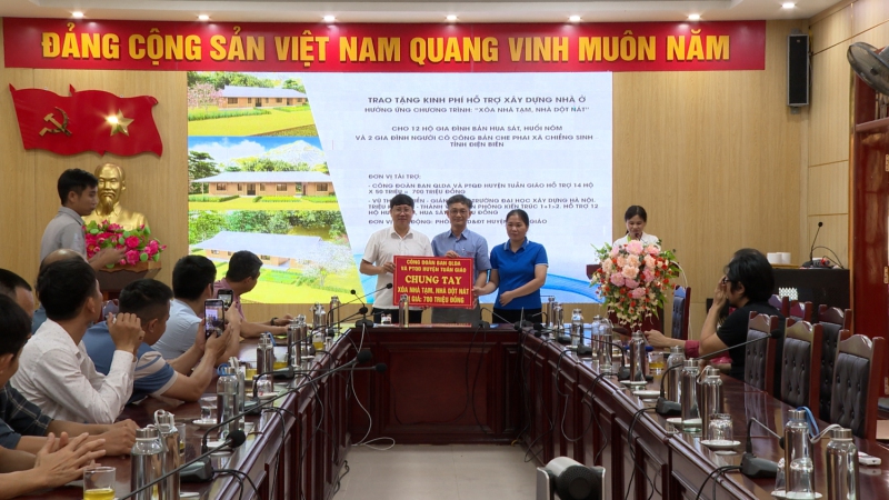 Công đoàn Ban QLDA và PTQĐ huyện Tuần Giáo trao kinh phí hỗ trợ