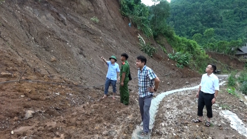 Đồng chí Nguyễn Văn Bách – Phó Bí thư Đảng ủy, Chủ tịch UBND xã Pú Nhung – kiểm tra tuyến đường bị sạt lở