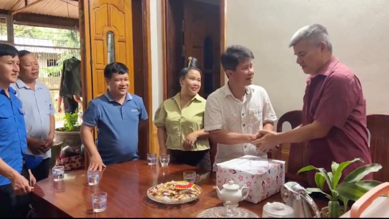 LÃNH ĐẠO HĐND XÃ PÚ NHUNG THĂM HỎI GIA ĐÌNH CHÍNH SÁCH, NGƯỜI CÓ CÔNG VỚI CÁCH MẠNG NHÂN DỊP 27/7