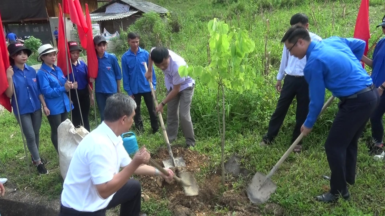 Hình ảnh:  Đồng chí Đặng Thành Huy Bí thư tỉnh Đoàn Điện Biên và lãnh đạo huyện Tuần Giáo trồng cây.