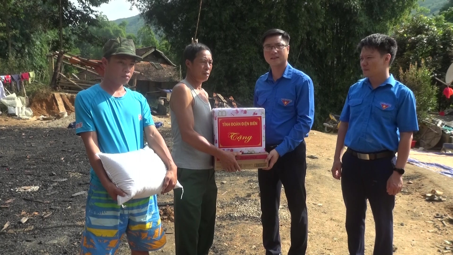 Tỉnh Đoàn thăm, tặng quà cho gia đình bị cháy ở Quài Nưa