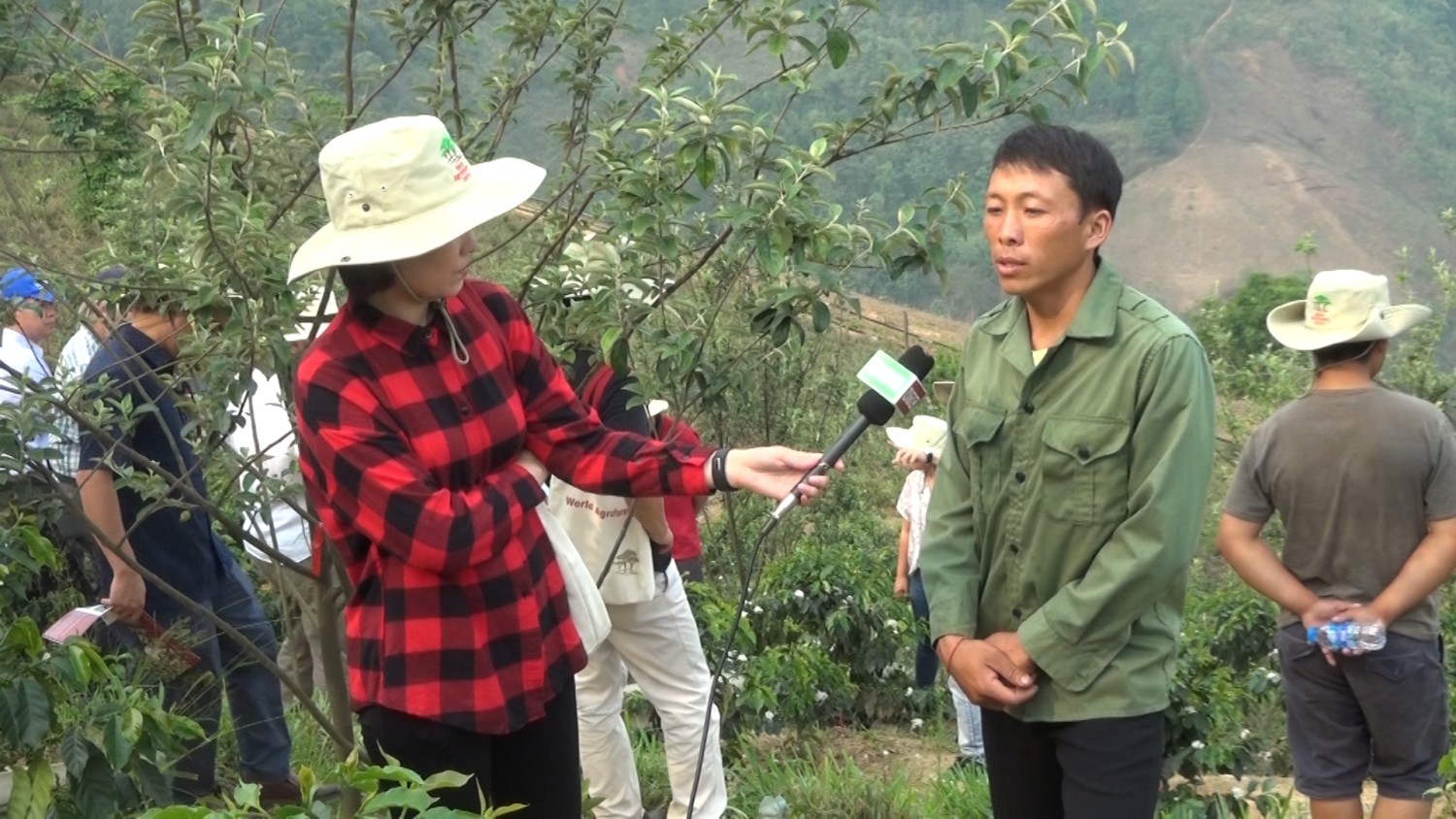 Anh Mùa Nhìa Hờ - Trả lời phỏng vấn phóng viên