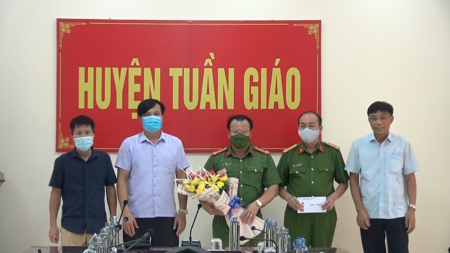 Huyện Tuần Giáo trao thưởng cho Công an huyện Tuần Giáo phá thành công chuyên án ma túy thu giữ 9 bánh Hêroin