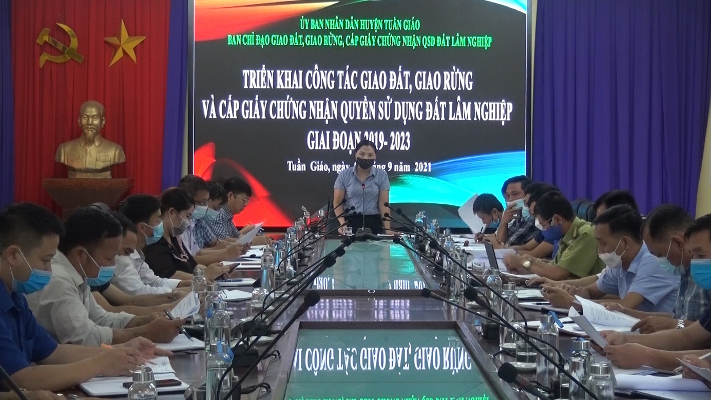 Đ/c Phạm Thị Tuyên - HUV, Phó Chủ tịch UBND huyện, Trưởng Ban chỉ đạo GĐGR, cấp GCNQSDĐ lâm nghiệp giai đoạn năm 2019 - 2023 huyện Tuần Giáo phát biểu chỉ đạo tại hội nghị.