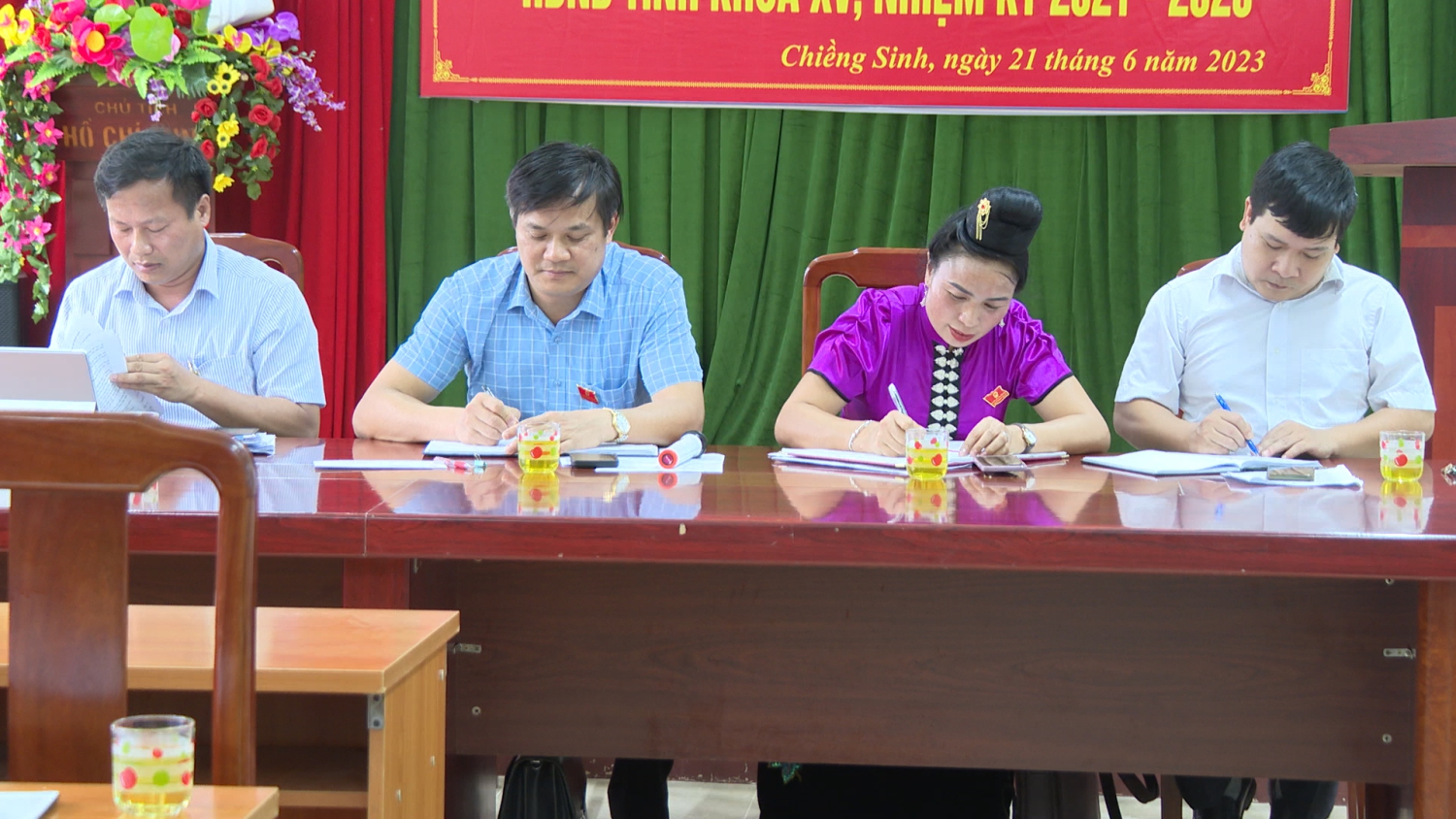 Tổ đại biểu HĐND tỉnh tiếp xúc cử tri trước kỳ họp thứ 11 tại xã Mùn Chung và Chiềng Sinh