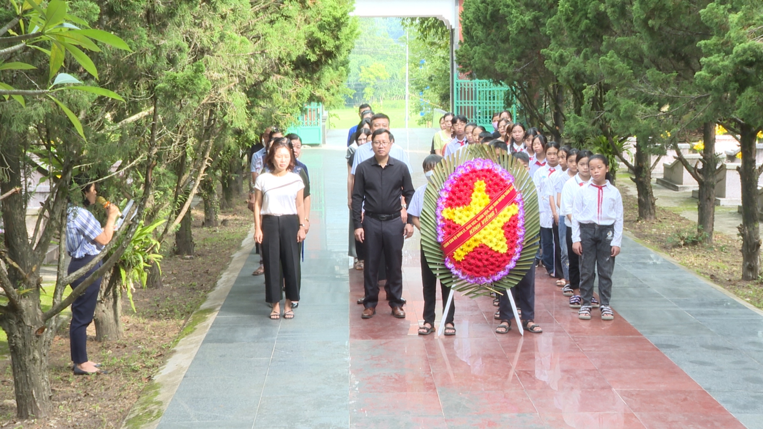 Cán bộ, giáo viên, học sinh Ngành Giáo dục và Đào tạo huyện Tuần Giáo viếng nghĩa trang liệt sĩ