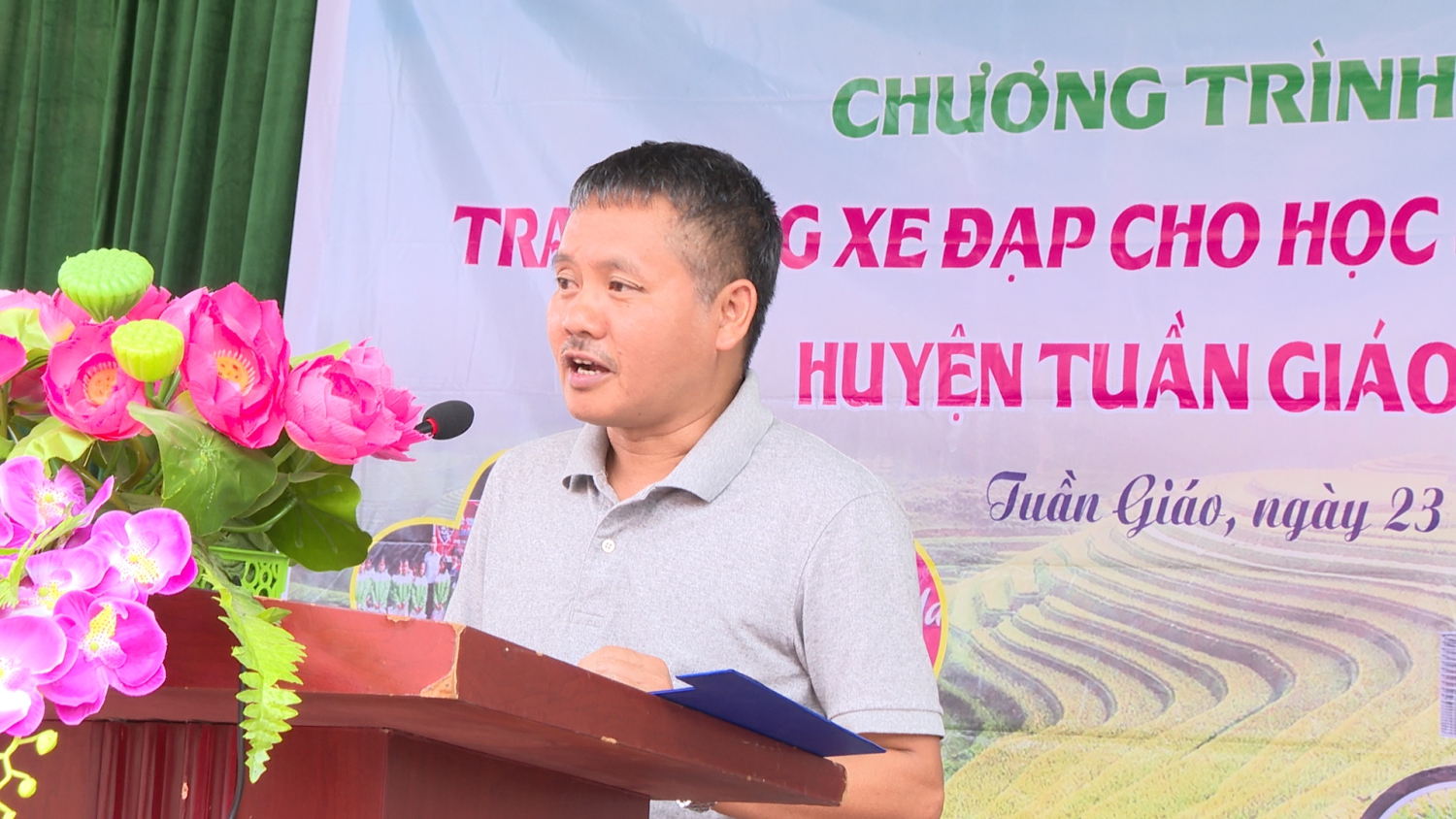 nhà báo Tuân