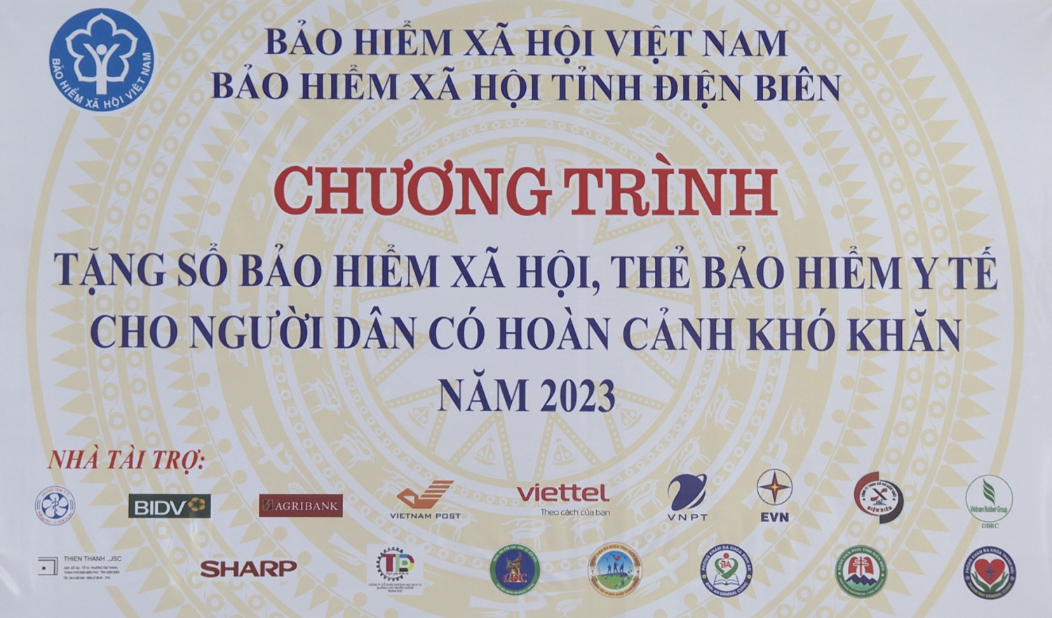 Trao tặng sổ BHXH cho người có hoàn cảnh khó khăn tại huyện Tuần Giáo