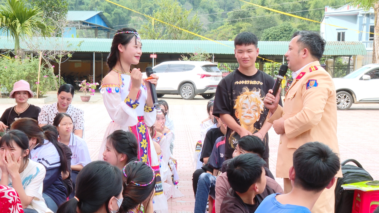 đồng chí Thiếu tá Nguyễn Trọng Quang Phó Đội trưởng Đội CSGT TT Công an huyện Tuần Gáo đã Tuyên truyền, phổ biến quy định của pháp luật về “Không giao xe cho người không đủ điều kiện điều