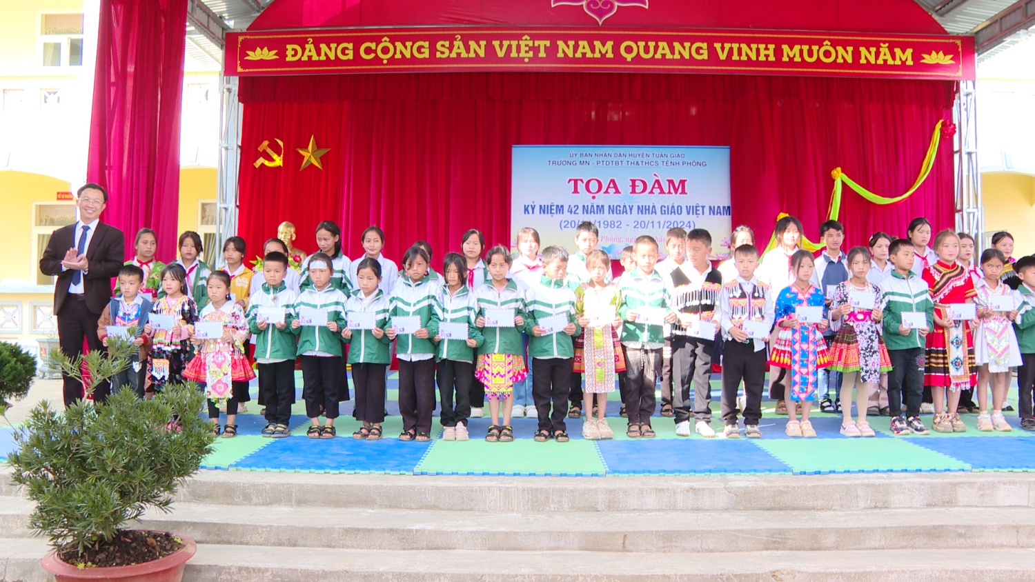 Khen thưởng cho học sinh tiêu biểu