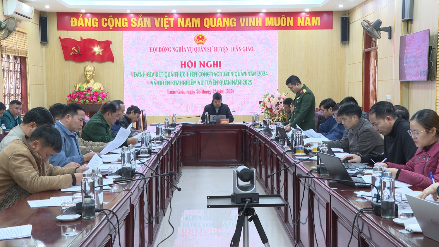 Các đại biểu nghe Đại diện BCHQS huyện báo cáo công tác tuyển quân năm 2024