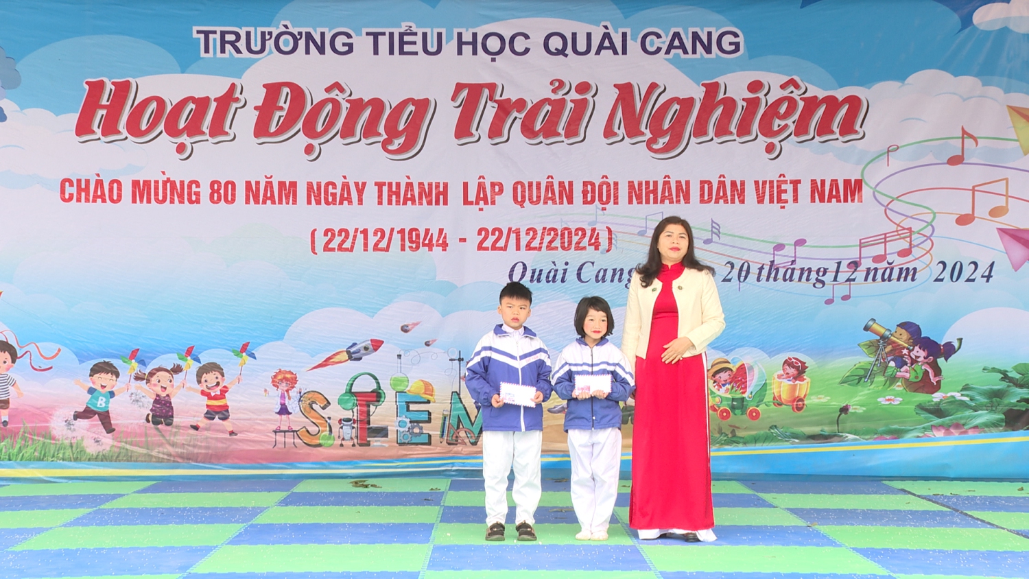 Cô giáo Nguyễn Thị Hồng Hiệu trưởng trao giải cho các em học sinh