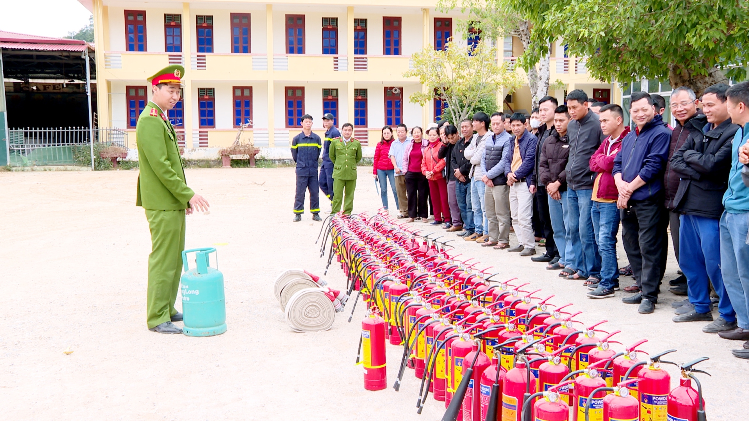 đồng chí Đại úy Nguyễn Thế Hoàn Phó Đội trưởng Đội chữa cháy và cứu nạn, cứu hộ khu vực Tuần Giáo Phòng Cảnh sát PCCC và CNCH Công an tỉnh hướng dẫn học viên thực hành