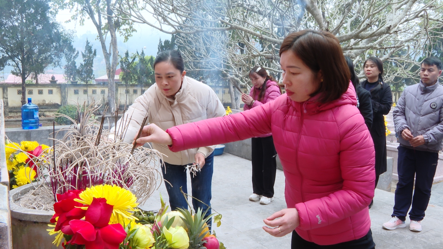 Cán bộ, giáo viên, nhân viên và học sinh Ngành Giáo dục và Đào tạo huyện Tuần Giáo thắp hương tại nghĩa trang liệt sĩ