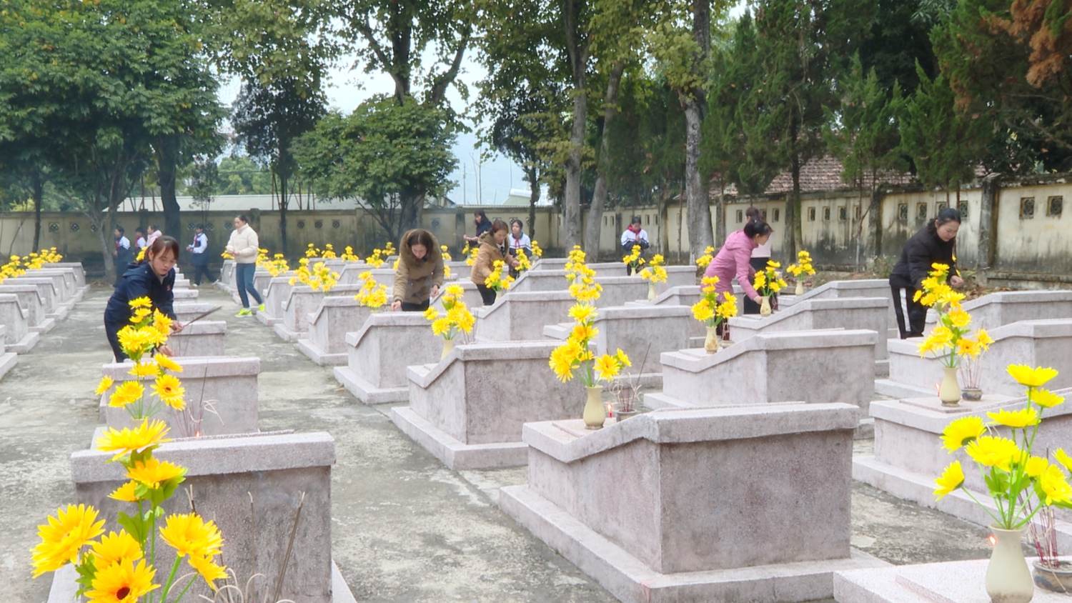 Cán bộ, giáo viên, nhân viên và học sinh Ngành Giáo dục và Đào tạo huyện Tuần Giáo thắp hương từng phần mộ liệt sĩ