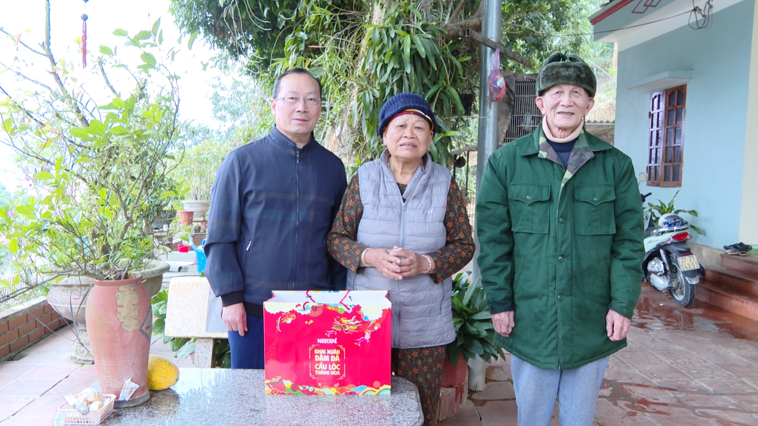 Đồng chí Mùa Va Hồ UVBTV, Phó Chủ tịch UBND huyện Tuần Giáo thăm, chúc Tết gia đình bà Lò Thị Piếng Nguyên Phó Chủ tịch UBND huyện