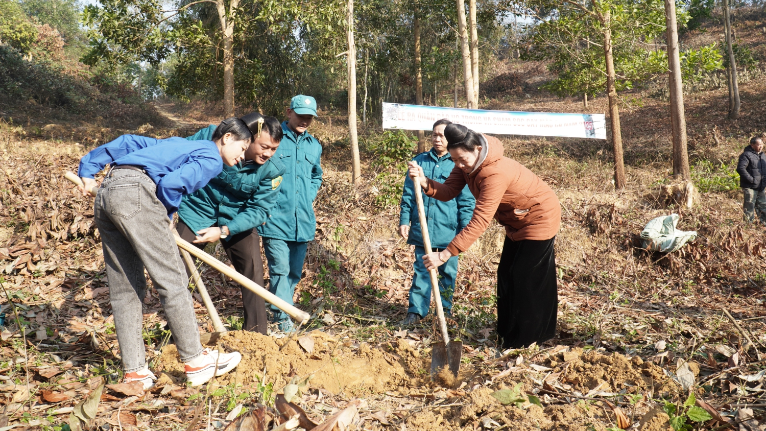 LÃNH ĐẠO XÃ QUÀI TỞ THAM GIA ĐÀO HỐ MẮC CA TẠI BẢN HỚI NỌ