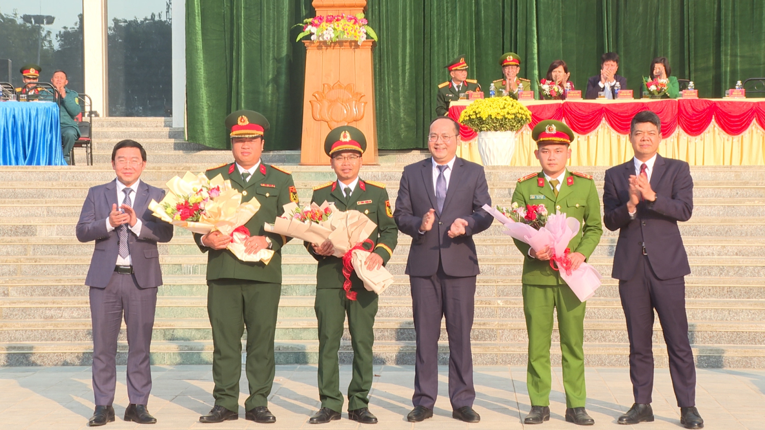 Các đồng chí Thường trực Huyện uỷ Tuần Giáo tặng hoa cho đơn vị nhận quân