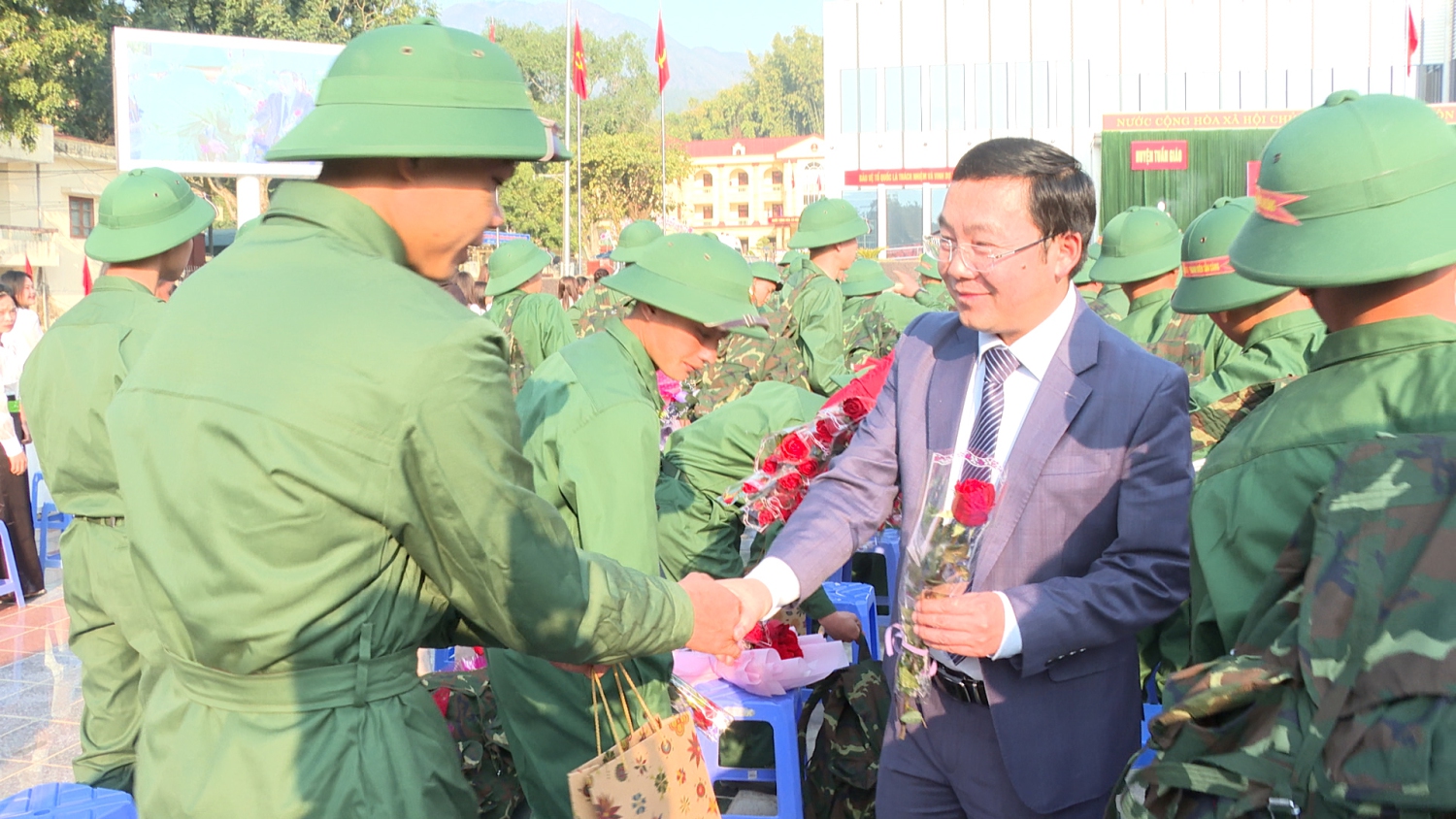 Đồng chí Giàng A Dế Phó Bí thư Thường trực Huyện uỷ, Chủ tịch HĐND huyện tặng hoa, quà cho tân binh