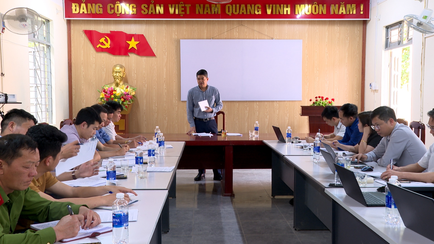 Đồng chí Hà Cầm Hồng phó bí thư chủ tịch UBND huyện Tuần Giáo làm việc với Đảng ủy xã Nà Tòng