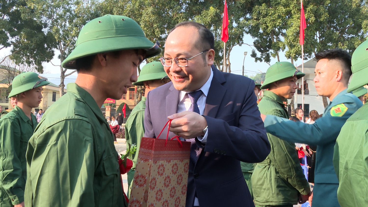 đồng chí Lê Xuân Cảnh Bí thư Huyện uỷ tặng hoa, quà cho tân binh