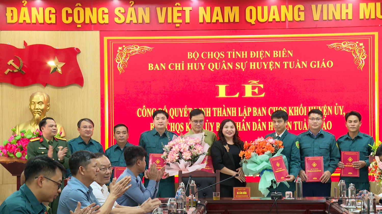 ĐỒNG CHÍ PHẠM THỊ TUYÊN, PCT UBND HUYỆN VÀ TRUNG TÁ PHAN VĂN CƯỜNG, PHÓ CHT BAN CHQS HUYỆN TRAO QUYẾT ĐỊNH VÀ TẶNG HOA CHO CÁN BỘ TRUNG ĐỘI TRƯỞNG, TIỂU ĐỘI TRƯỞNG