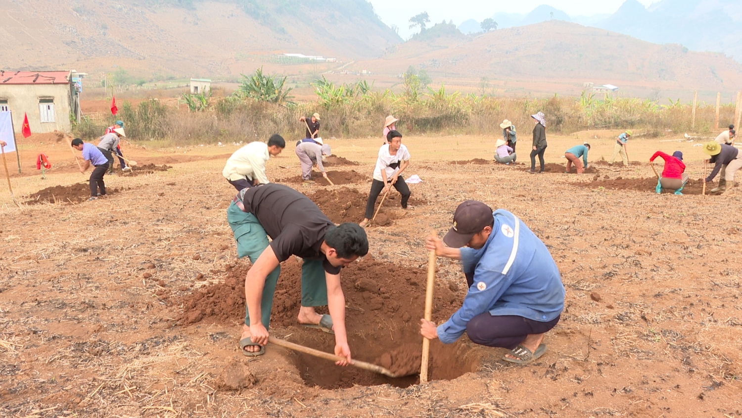 CÁC ĐỘI THI MIỆT MÀI ĐÀO HỐ MẮC CA