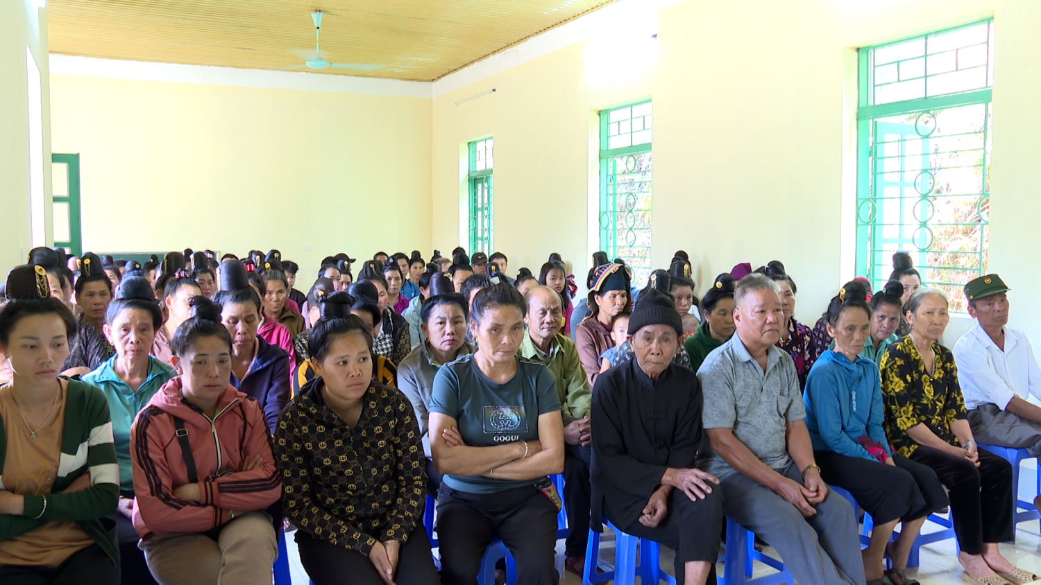 BÀ CON THAM DỰ CUỘC HỌP BẢN