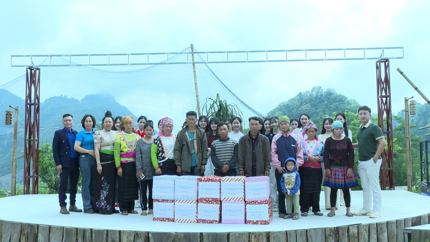Ban tổ chức và 15 thí sinh lọt vào vòng Chung kết cuộc thi tặng quà cho hộ nghèo tại bản Lồng, xã Toả Tình