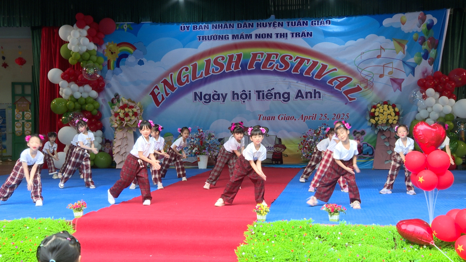 Các bé múa hát bằng tiếng anh trong chương trình