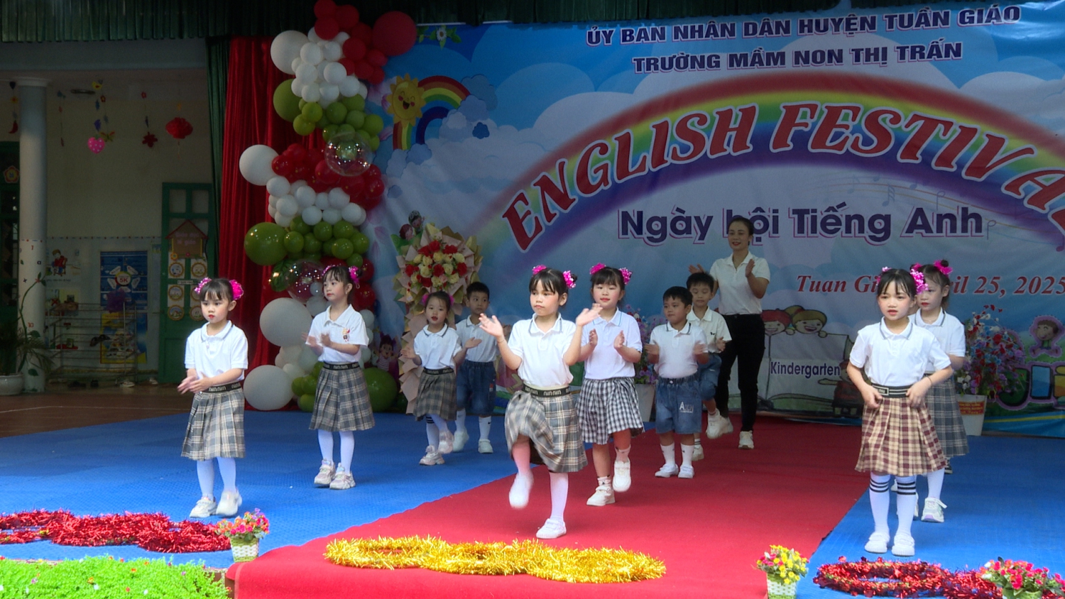 CÁC BÉ MÚA HÁT BẰNG TIẾNG ANH
