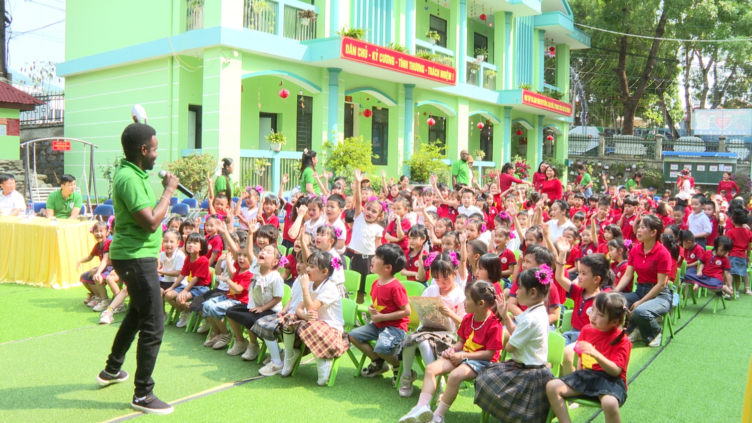 Các bé tương tác trực tiếp cùng giáo viên nước ngoài