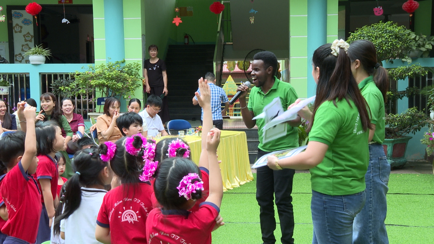 Các em học sinh tương tác với giáo viên người nước ngoài