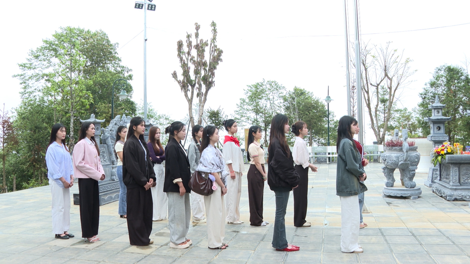 Các thí sinh cuộc thi Hương sắc Pha Đin dâng hương Đền thờ Liệt sỹ tại đỉnh Đèo Pha Đin