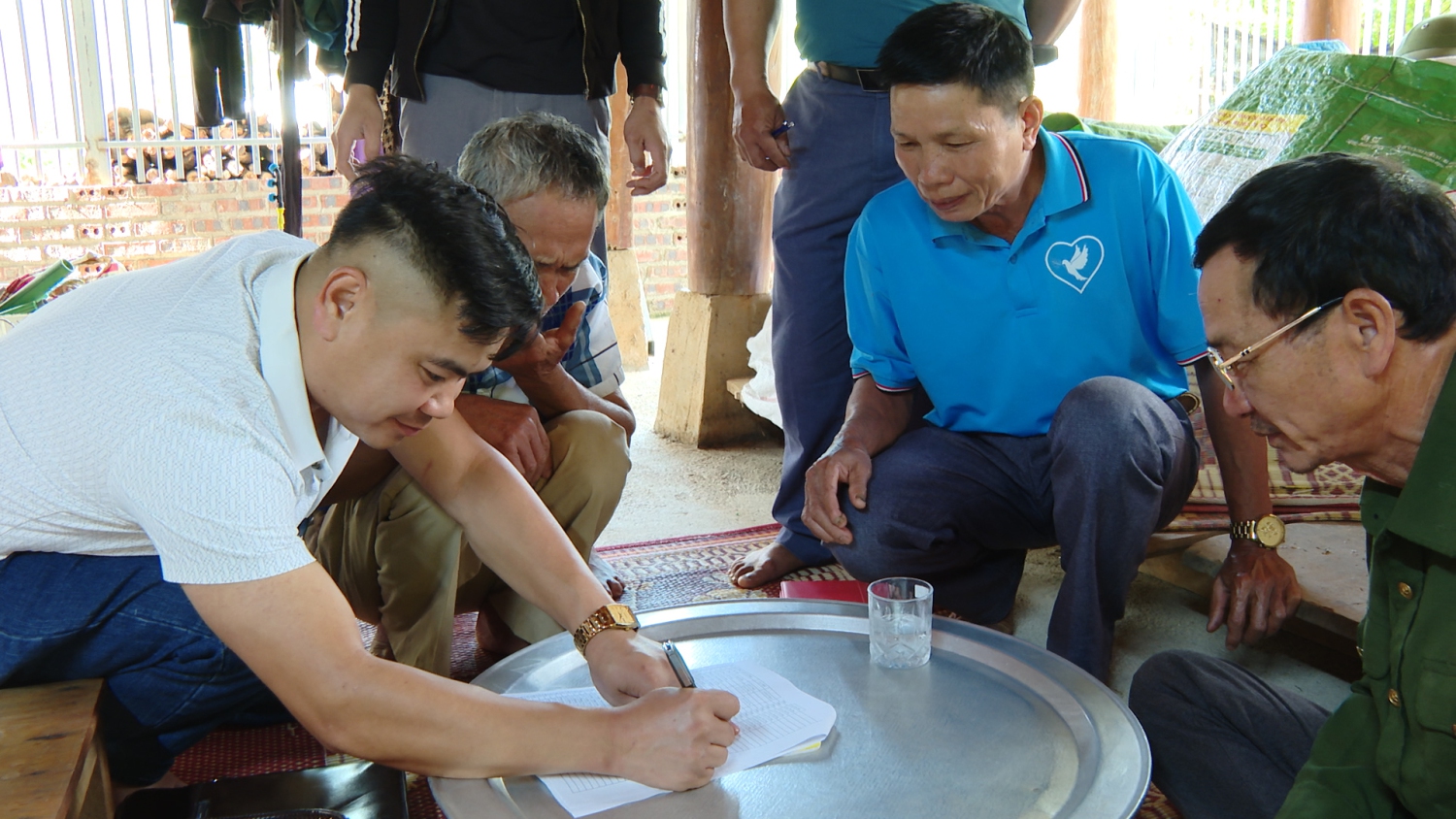 Đại diện các hộ gia đình ký kết đồng ý