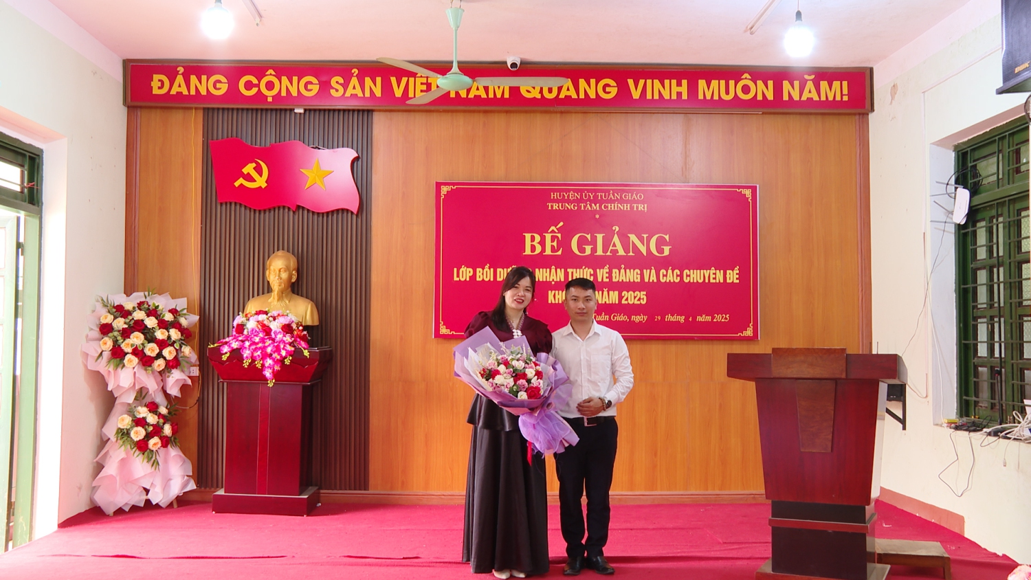 Đại diện lớp học tặng hoa cho Trung tâm Chính trị