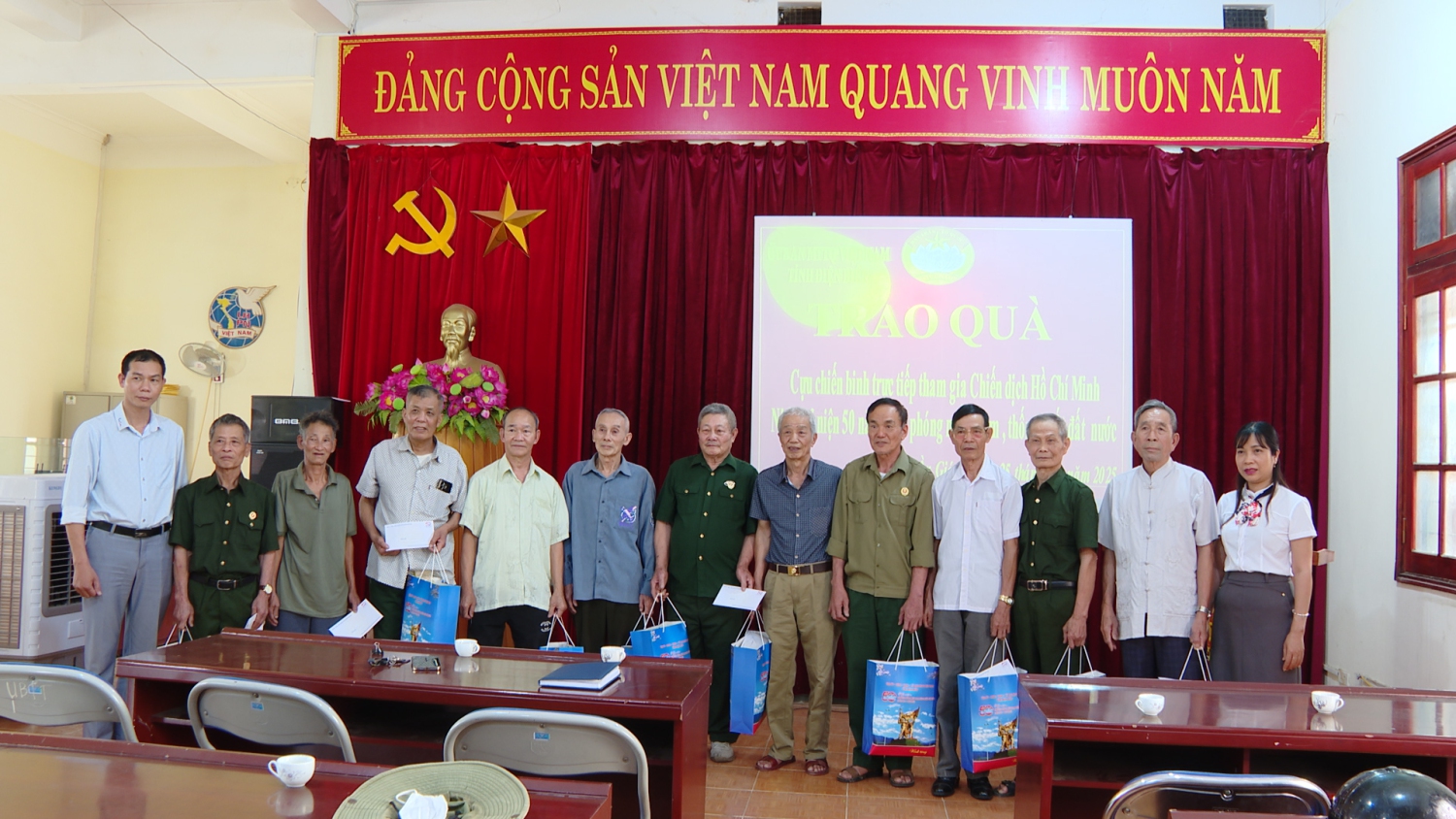 Đồng chí Lường Thị Nhung UVBTV, Chủ tịch Uỷ ban MTTQ Việt Nam huyện Tuần Giáo trao quà cho cựu chiến binh