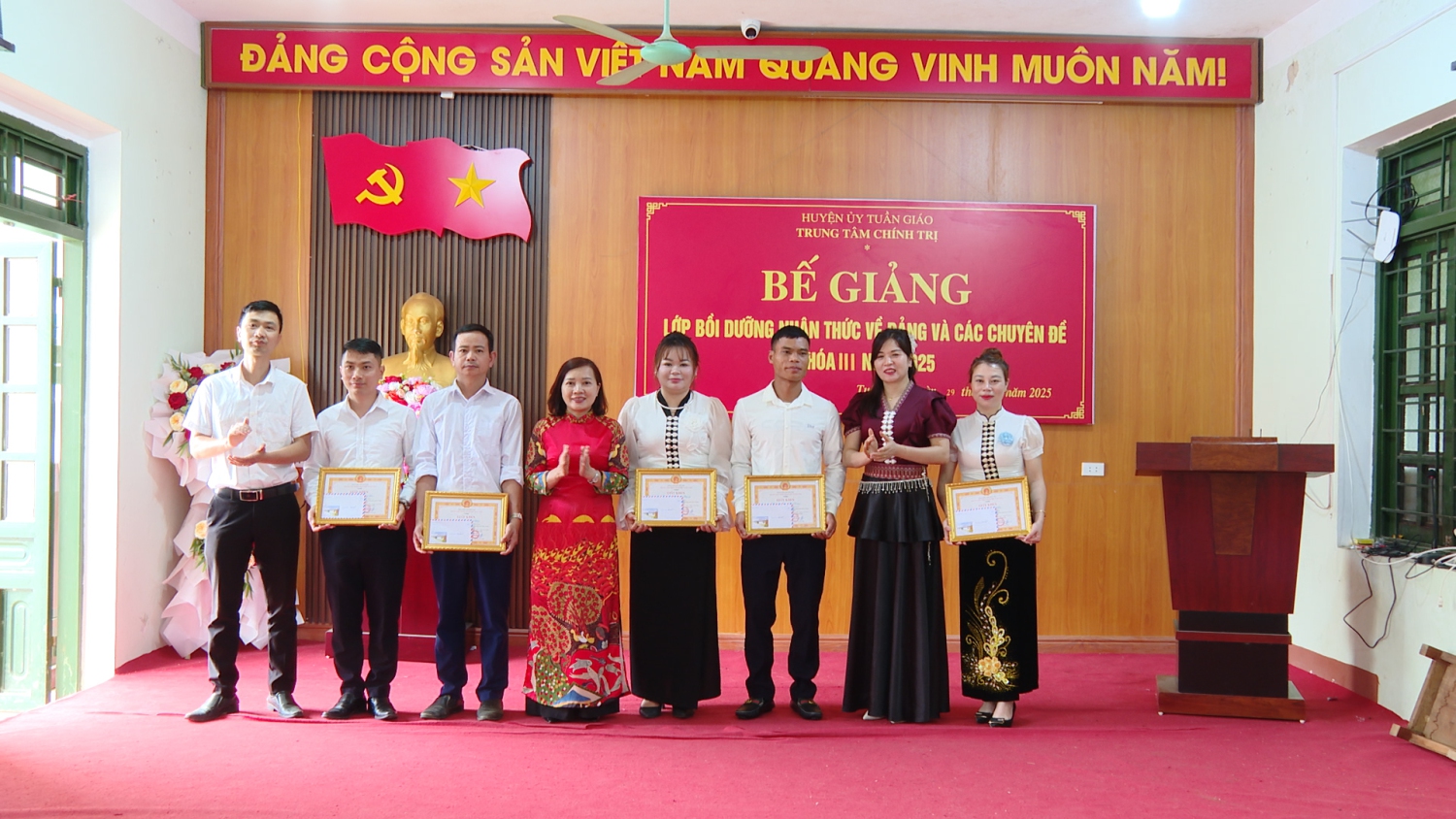 Đồng chí Nguyễn Thị Thảo UVBTV, Trưởng ban Tuyên giáo Dân vận Huyện uỷ Giám đốc Trung tâm Chính trị huyện tặng giấy khen cho các học viên xuất sắc