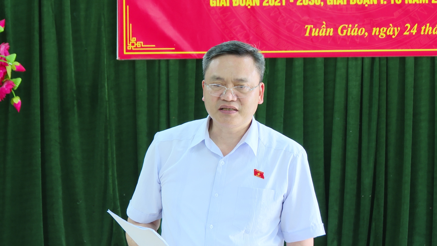 Đồng chí Quàng Văn Hương Phó Chủ tịch Hội đồng Dân tộc phát biểu tại buổi làm việc