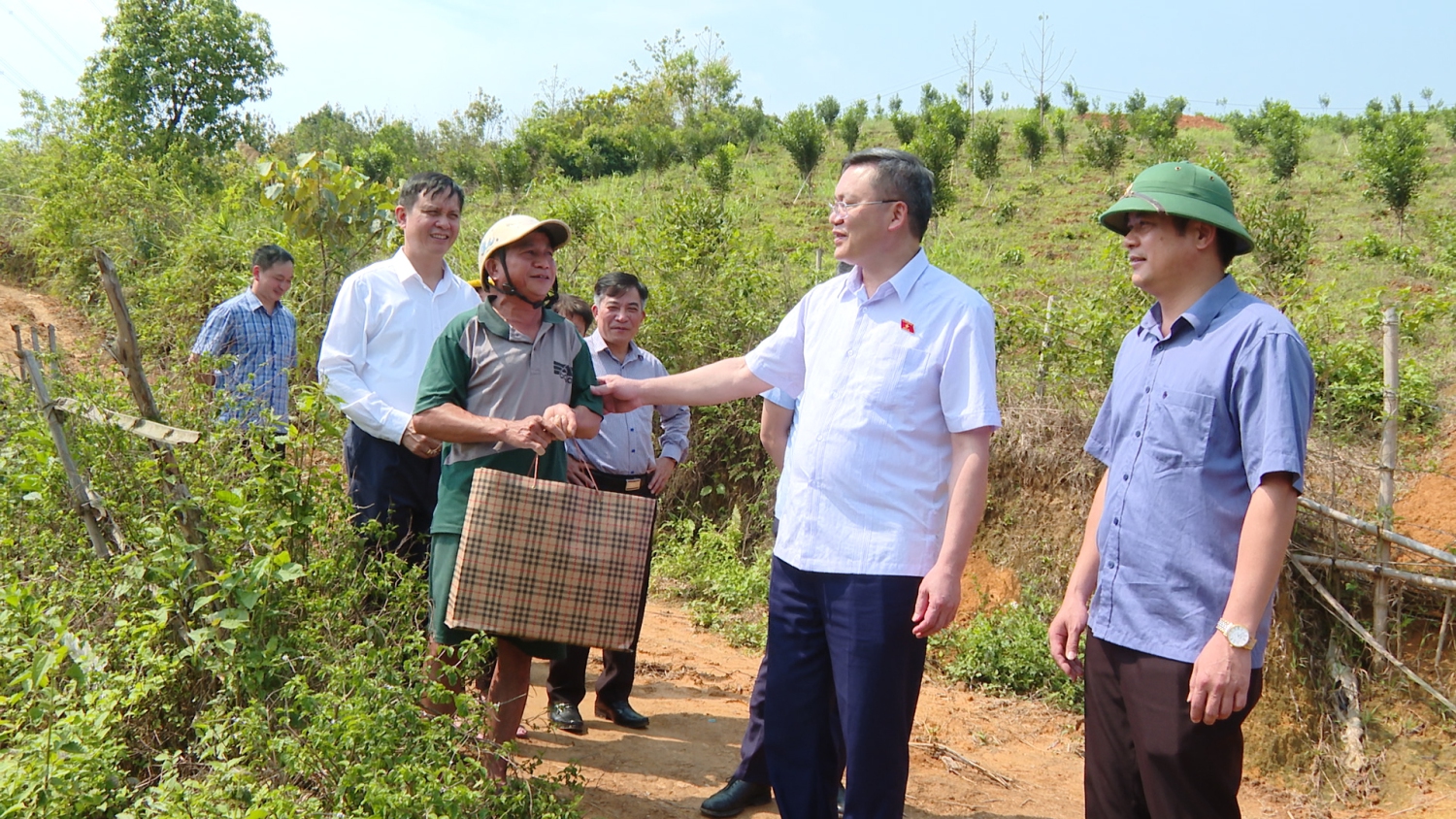 Đồng chí Quàng Văn Hương Phó Chủ tịch Hội đồng Dân tộc tặng quà cho hộ dân bản Cang