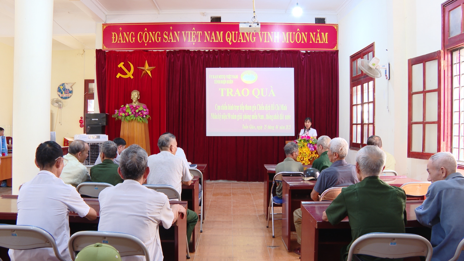 Toàn cảnh buổi trao quà