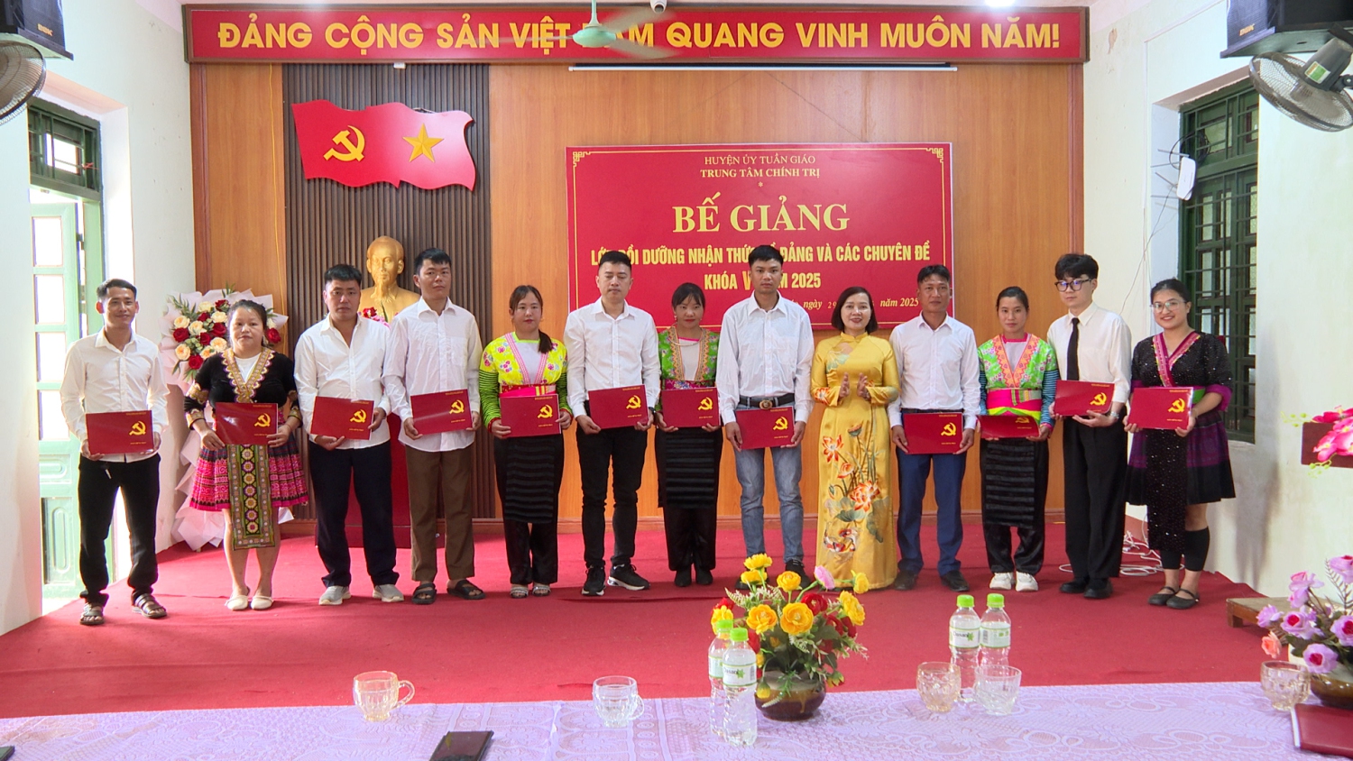 Ảnh ĐC Nguyễn Thị Thảo – UVTV, Trưởng Ban Tuyên giáo và Dân vận Huyện ủy, GĐ TTCT huyện trao giấy chứng nhận cho học viên (1)