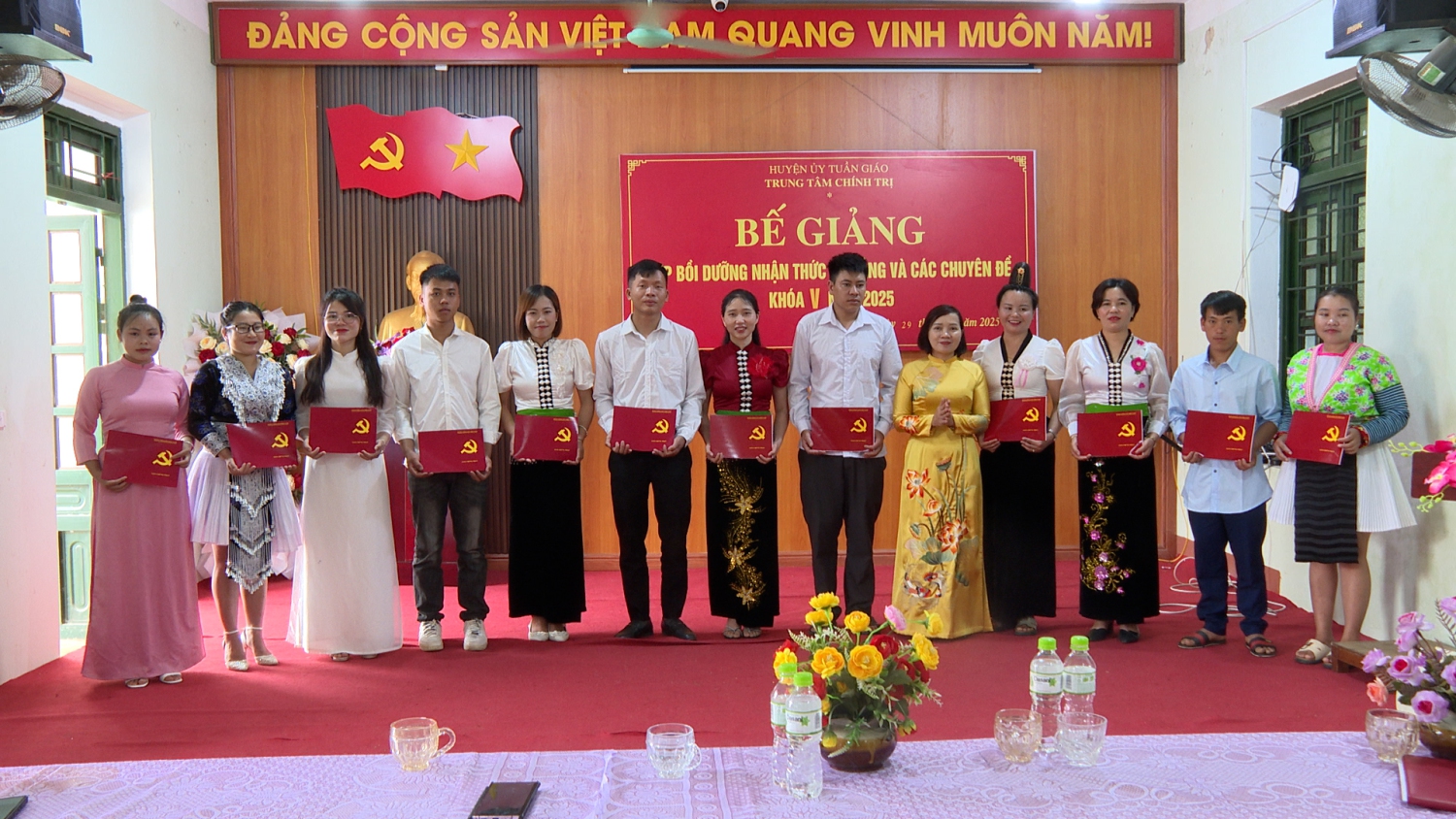 Ảnh ĐC Nguyễn Thị Thảo – UVTV, Trưởng Ban Tuyên giáo và Dân vận Huyện ủy, GĐ TTCT huyện trao giấy chứng nhận cho học viên (5)