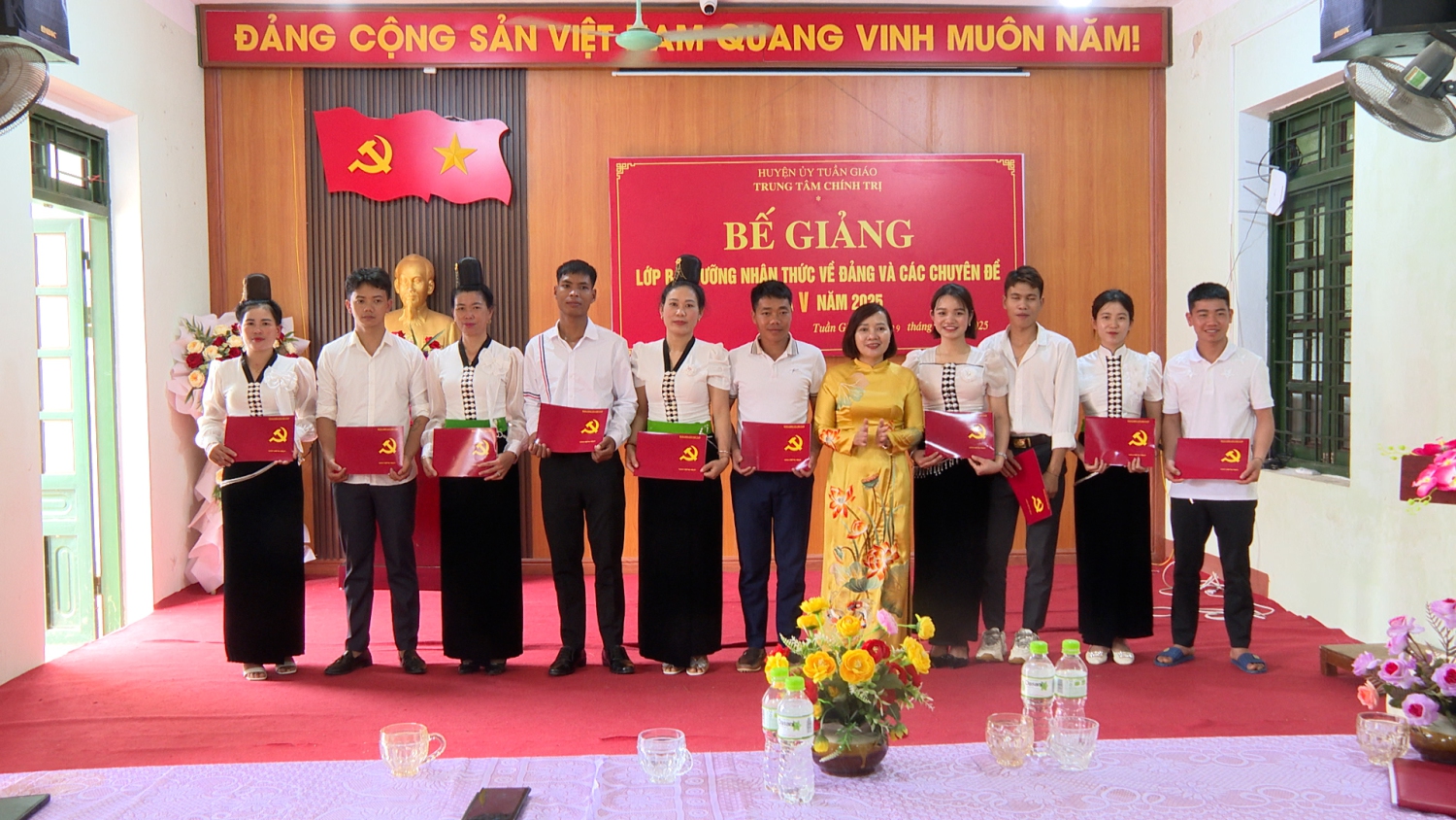 Ảnh ĐC Nguyễn Thị Thảo – UVTV, Trưởng Ban Tuyên giáo và Dân vận Huyện ủy, GĐ TTCT huyện trao giấy chứng nhận cho học viên (6)