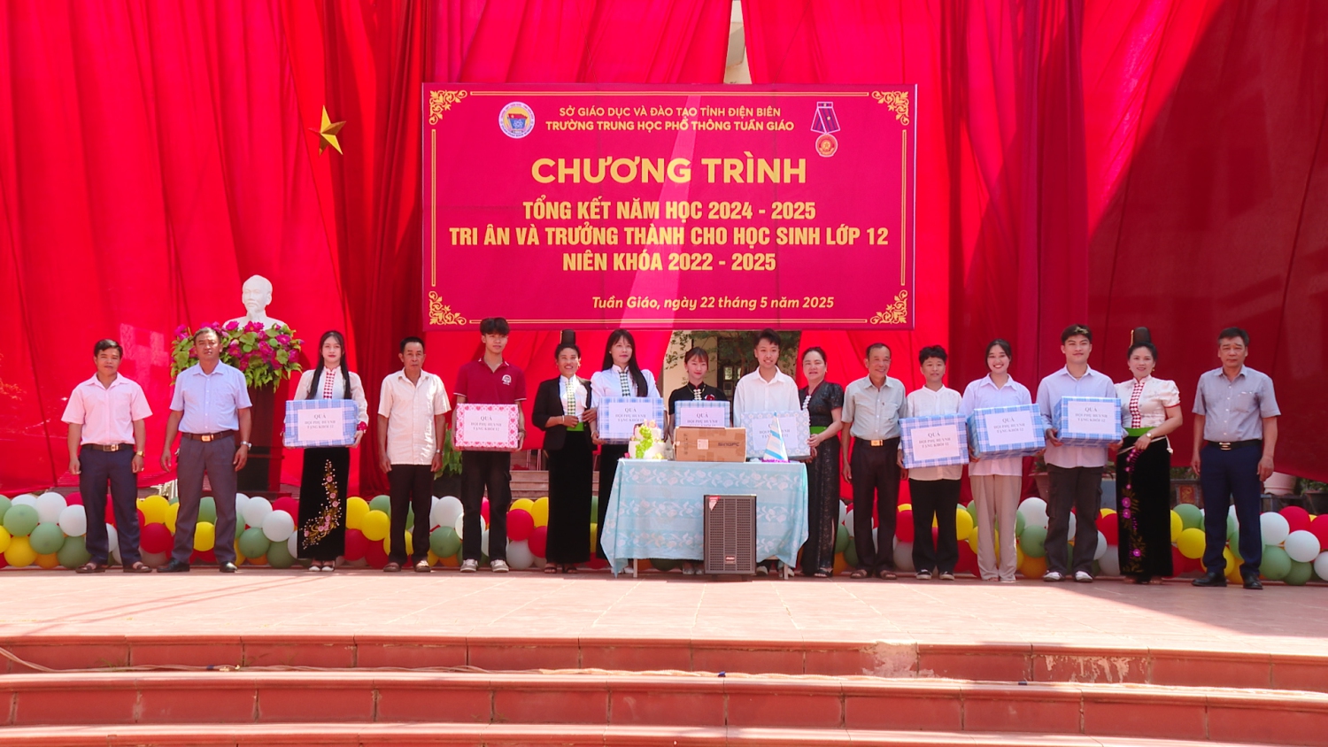 Ban đại diện cha mẹ học sinh tặng quà cho HS khối 12